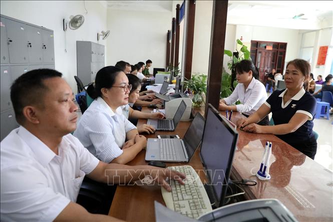 Giải quyết thủ tục hành chính cho người dân tại Trung tâm phục vụ hành chính công xã Thất Khê mới, tỉnh Lạng Sơn. Ảnh: Văn Đạt - TTXVN