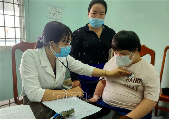 Khám sức khỏe cho người khuyết tật tại huyện Long Hồ, tỉnh Vĩnh Long. Ảnh: Lê Thúy Hằng - TTXVN 