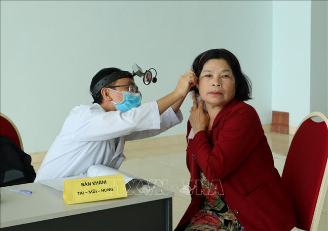 Khám sức khỏe định kỳ cho người cao tuổi tại tỉnh Vĩnh Long. Ảnh: Lê Thúy Hằng - TTXVN