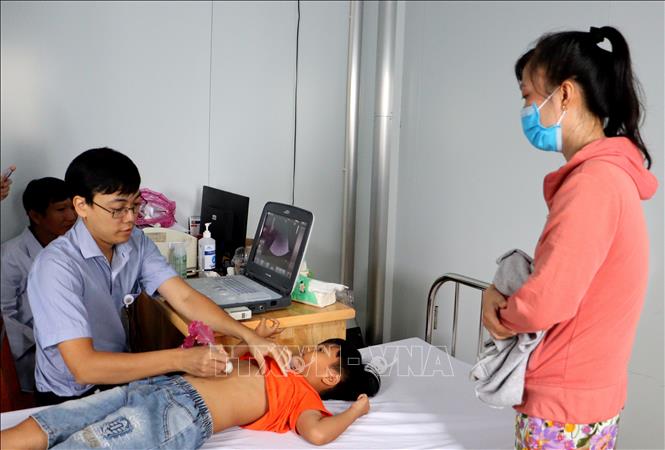Khám và tầm soát bệnh tim bẩm sinh cho trẻ em tỉnh Vĩnh Long. Ảnh: Lê Thúy Hằng - TTXVN 