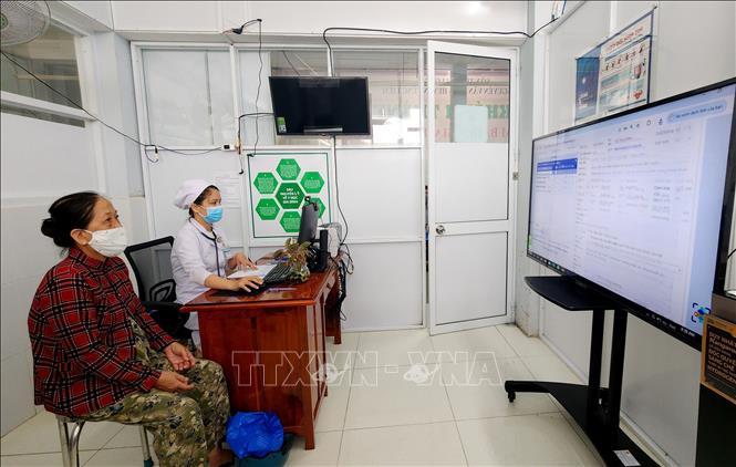 Người dân khám bệnh tại phòng khám Bác sỹ gia đình Trung tâm Y tế Nguyễn Văn Thủ, huyện Vũng Liêm. Ảnh: Lê Thúy Hằng - TTXVN