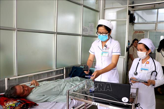 Nhân viên Trung tâm Y tế Nguyễn Văn Thủ, huyện Vũng Liêm thực hiện khám bệnh với bệnh án điện tử. Ảnh: Lê Thúy Hằng - TTXVN