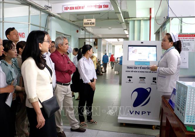 Lãnh đạo Sở Y tế tỉnh Vĩnh Long kiểm tra việc thực hiện hồ sơ bệnh án điện tử tại Trung tâm Y tế Nguyễn Văn Thủ, huyện Vũng Liêm. Ảnh: Lê Thúy Hằng - TTXVN