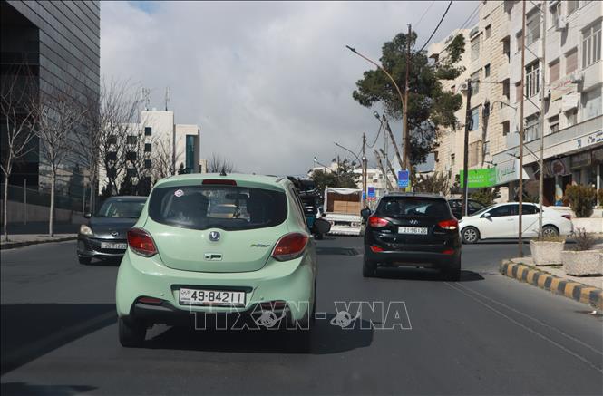 Ô tô điện di chuyển trên đường phố tại Amman, Jordan. Ảnh: THX/TTXVN
