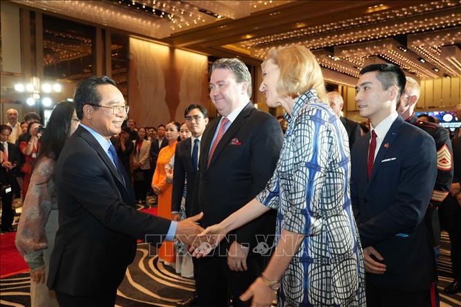 Chủ tịch UBND TP. Hồ Chí Minh Nguyễn Văn Được chúc mừng Đại sứ Hoa Kỳ tại Việt Nam Marc E. Knapper và Tổng Lãnh sự Hoa Kỳ tại TP. Hồ Chí Minh Susan Burns tại lễ kỷ niệm. Ảnh: Hữu Duyên - TTXVN