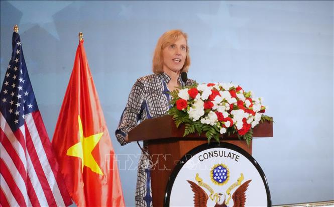 Bà Susan Burns, Tổng Lãnh sự Hoa Kỳ tại TP. Hồ Chí Minh phát biểu tại lễ kỷ niệm. Ảnh: Hữu Duyên - TTXVN