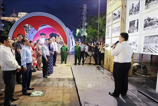 Các đại biểu tham quan triển lãm ảnh về quá trình hình thành, xây dựng và phát triển của Sài Gòn - Chợ Lớn - Gia Định – Thành phố Hồ Chí Minh. Ảnh: Thu Hương - TTXVN