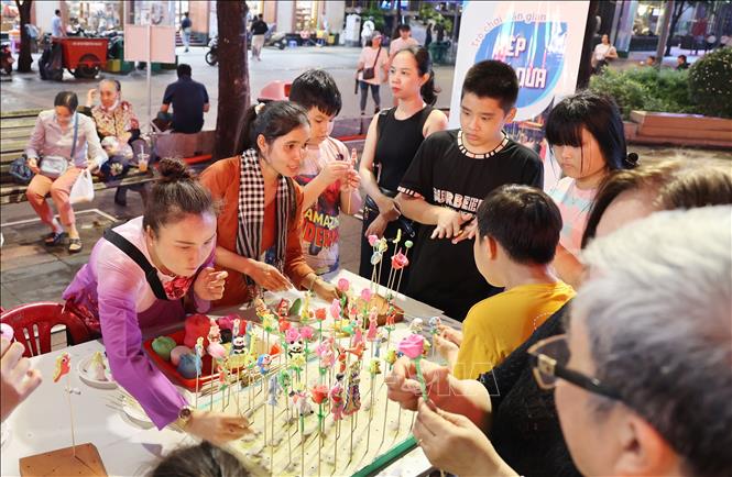 Khu vực nặn tò he thu hút đông đảo người dân. Ảnh: Thu Hương - TTXVN