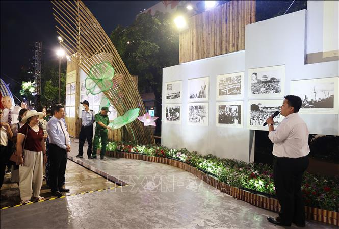 Các đại biểu tham quan triển lãm ảnh về quá trình hình thành, xây dựng và phát triển của Sài Gòn - Chợ Lớn - Gia Định – Thành phố Hồ Chí Minh. Ảnh: Thu Hương - TTXVN