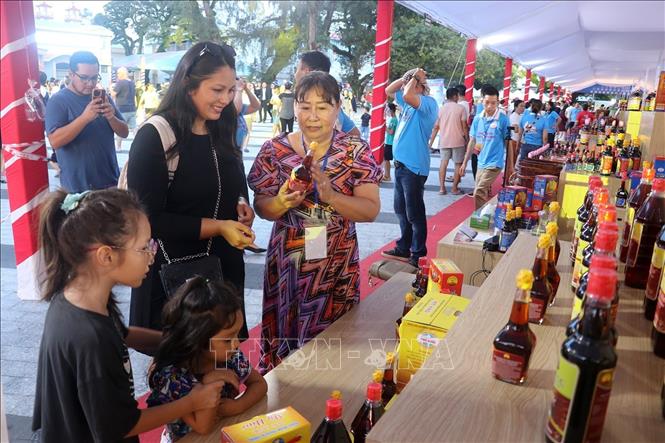 Trưng bày, giới thiệu sản phẩm nước mắm Phú Quốc. Ảnh: Lê Huy Hải - TTXVN
