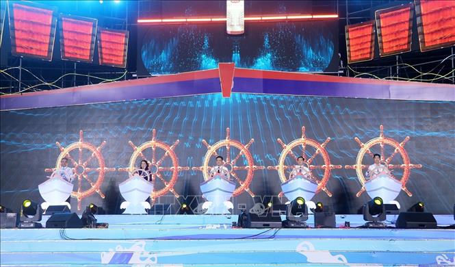 Các đại biểu thực hiện nghi thức khai mạc Festival Nước mắm Phú Quốc truyền thống trăm năm lần thứ nhất. Ảnh: Lê Huy Hải - TTXVN