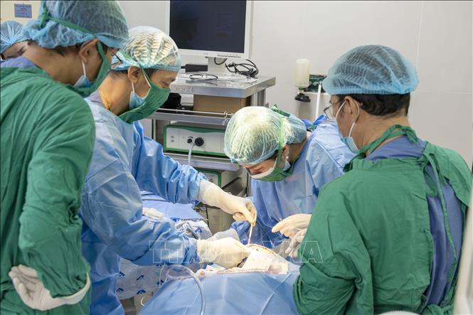 Các bác sĩ Bệnh viện Mắt và Bệnh viện Tai Mũi Họng Thành phố Hồ Chí Minh tiến hành phẫu thuật lấy dị vật ra khỏi hốc mắt người bệnh. Ảnh: TTXVN phát