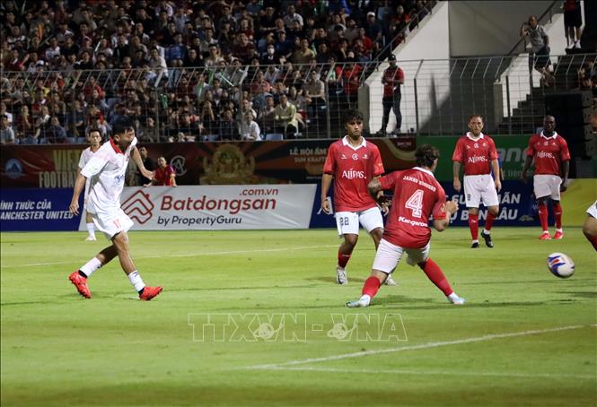 Pha sút bóng của cầu thủ Lê Huỳnh Đức (Việt Nam) ghi bàn thắng vào lưới đội Manchester Reds. Ảnh: Trần Lê Lâm - TTXVN 