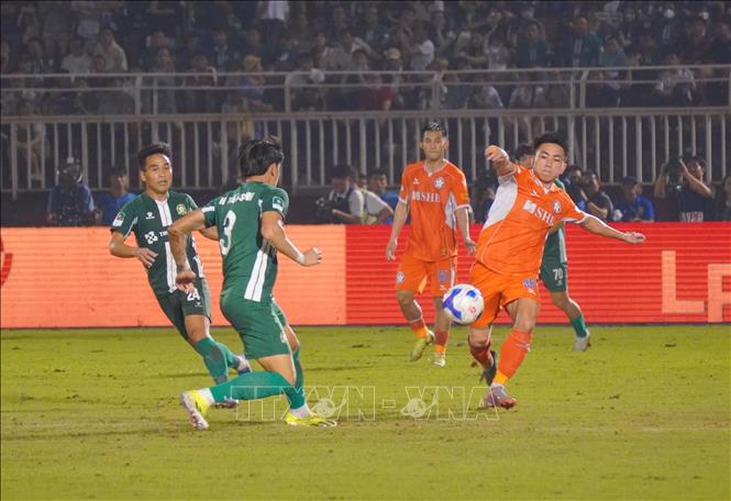 Trận thi đấu giữa Trường Tươi Bình Phước (áo xanh) và SHB Đà Nẵng (áo cam) với kết quả chung cuộc 2-0 nghiên về SHB Đà Nẵng. Ảnh: Trung Tuyến - TTXVN