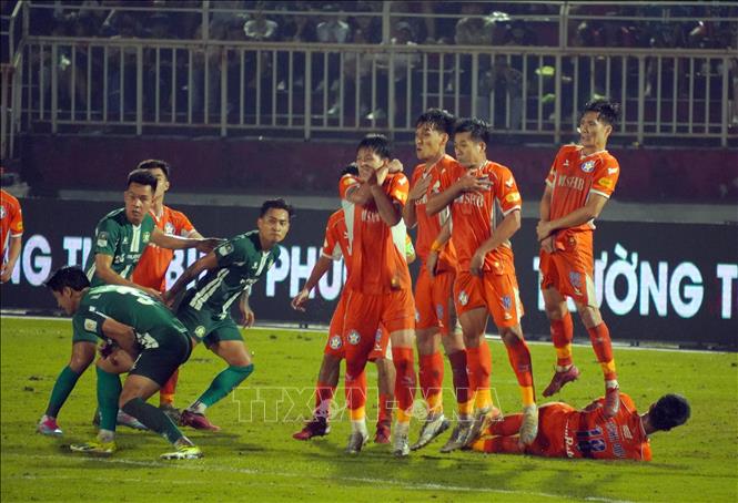 SHB Đà Nẵng lập hàng rào trước pha đá phạt của Trường Tươi Bình Phước. Ảnh: Trung Tuyến - TTXVN