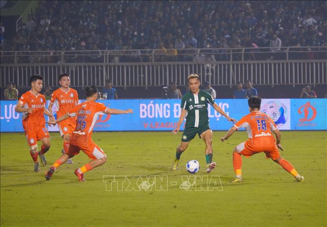 Trận thi đấu giữa Trường Tươi Bình Phước (áo xanh) và SHB Đà Nẵng (áo cam) với kết quả chung cuộc 2-0 nghiên về SHB Đà Nẵng. Ảnh: Trung Tuyến - TTXVN