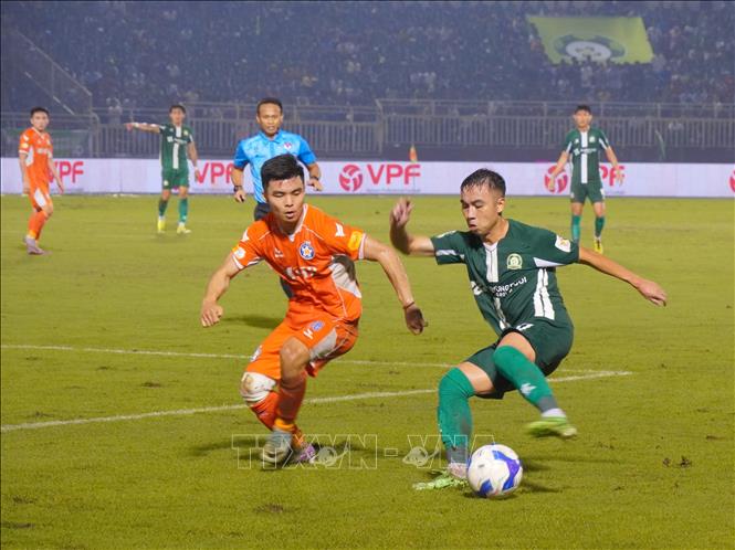 Trận thi đấu giữa Trường Tươi Bình Phước (áo xanh) và SHB Đà Nẵng (áo cam) với kết quả chung cuộc 2-0 nghiên về SHB Đà Nẵng. Ảnh: Trung Tuyến - TTXVN