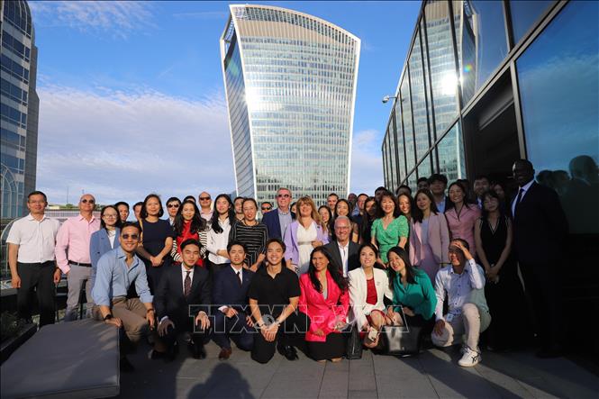 Ban lãnh đạo Hiệp hội Tài chính và Đầu tư Việt Nam tại Anh (VIFA UK), các thành viên và khách mời tại Lễ ra mắt VIFA UK. Ảnh: Hữu Tiến - PV TTXVN tại Anh