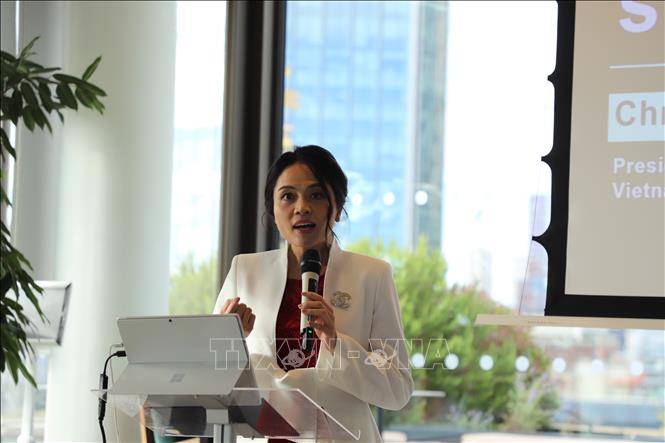 Bà Christine Lê, Chủ tịch sáng lập Hiệp hội Tài chính và Đầu tư Việt Nam tại Anh (VIFA UK), phát biểu tại Lễ ra mắt VIFA UK. Ảnh: Hữu Tiến - PV TTXVN tại Anh