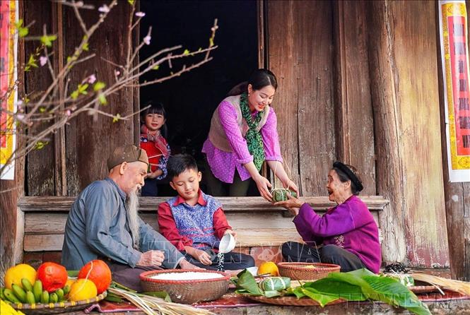 Đối với người Việt, Tết Nguyên đán là dịp mọi người trong gia đình sum vầy bên nhau, tận hưởng niềm vui đoàn viên. Ảnh: Khánh Hòa – TTXVN