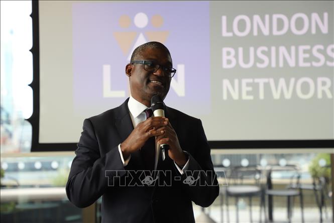 Ông Wilford Augustus, Chủ tịch Mạng lưới doanh nghiệp London, phát biểu chúc mừng Lễ ra mắt Hiệp hội Tài chính và Đầu tư Việt Nam tại Anh (VIFA UK). Ảnh: Hữu Tiến - PV TTXVN tại Anh