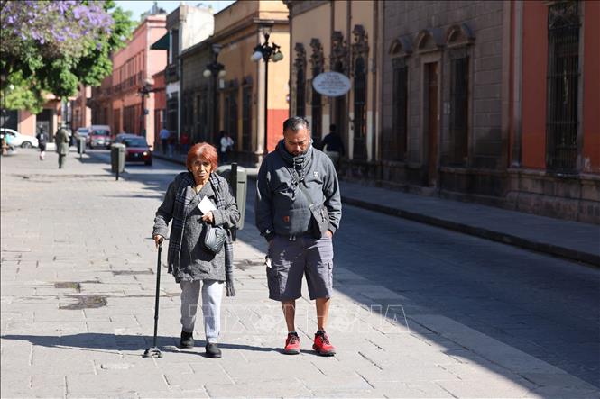 Hai người lớn tuổi đang đi dạo tại thành phố San Louis Potosí thuộc bang cùng tên của Mexico. Theo Tổ chức Y tế thế giới (WHO), các rối loạn tâm thần như trầm cảm và sa sút trí tuệ thường gặp ở nhóm người cao tuổi.  Ảnh: Phi Hùng - PV TTXVN tại Mexico