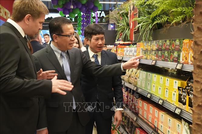 Đại sứ Đặng Minh Khôi (giữa) đi thăm các kệ trưng bày hàng Việt Nam. Ảnh: Quang Vinh-Pv TTXVN tại Nga
