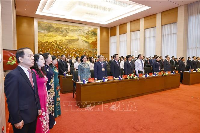 Chủ tịch Quốc hội Trần Thanh Mẫn và đại biểu thực hiện nghi thức chào cờ. Ảnh: Doãn Tấn – TTXVN