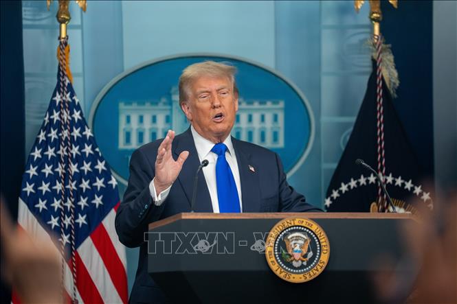 Tổng thống Mỹ Donald Trump trong cuộc họp báo về vấn đề thuế quan, tại Nhà Trắng ngày 27/6/2025. Ảnh: THX/TTXVN