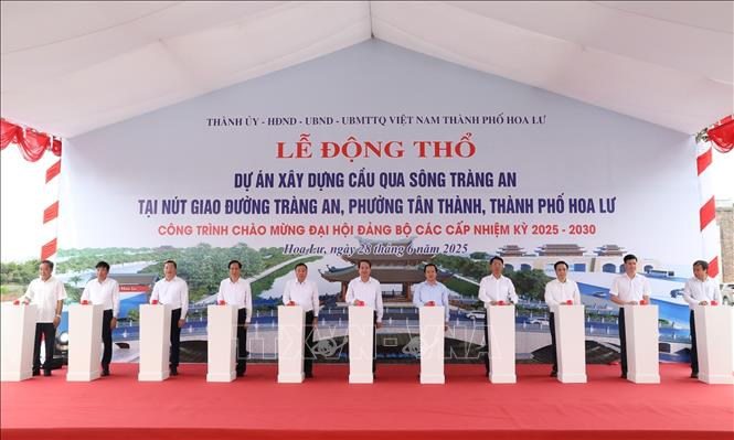 Các đại biểu thực hiện nghi thức phát lệnh động thổ xây dựng công trình. Ảnh: Đức Phương - TTXVN