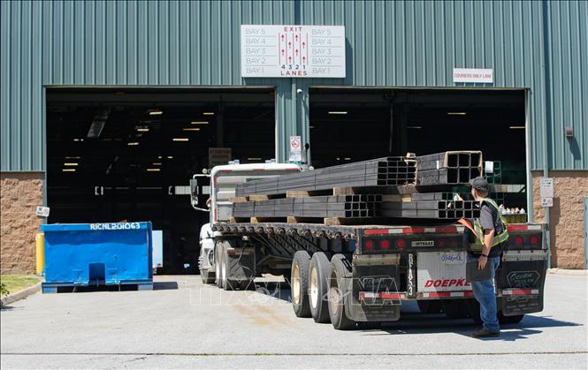 Xe tải chở thép thành phẩm tại một công ty thép ở Delta, tỉnh British Columbia, Canada ngày 3/6/2025. Ảnh: THX/TTXVN