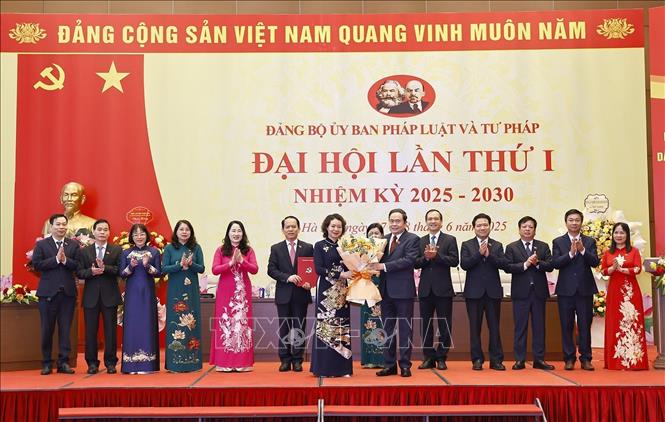 Chủ tịch Quốc hội Trần Thanh Mẫn trao Quyết định, tặng hoa của Ban Thường vụ Đảng uỷ Quốc hội chỉ định Ban Chấp hành Đảng bộ, Ban Thường vụ Đảng uỷ, Bí thư, Phó Bí thư, Uỷ ban Kiểm tra, Chủ nhiệm, Phó Chủ nhiệm Uỷ ban Kiểm tra Đảng uỷ Uỷ ban Tư pháp và Pháp luật nhiệm kỳ 2025 – 2030. Ảnh: Doãn Tấn - TTXVN