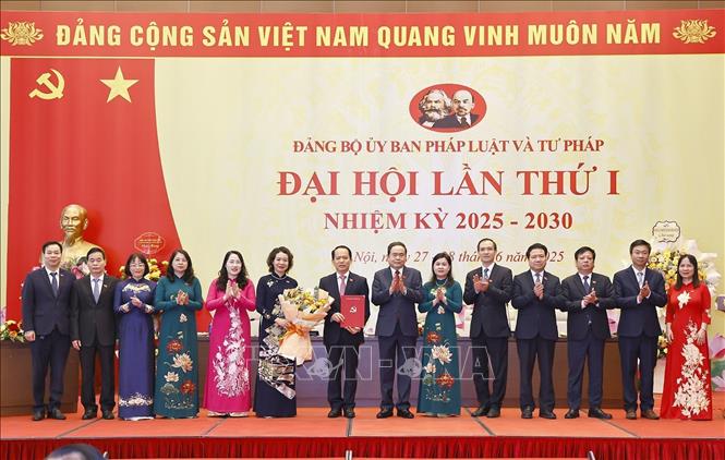 Chủ tịch Quốc hội Trần Thanh Mẫn trao Quyết định, tặng hoa của Ban Thường vụ Đảng uỷ Quốc hội chỉ định Ban Chấp hành Đảng bộ, Ban Thường vụ Đảng uỷ, Bí thư, Phó Bí thư, Uỷ ban Kiểm tra, Chủ nhiệm, Phó Chủ nhiệm Uỷ ban Kiểm tra Đảng uỷ Uỷ ban Tư pháp và Pháp luật nhiệm kỳ 2025 – 2030. Ảnh: Doãn Tấn - TTXVN