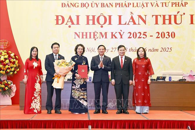 Phó Chủ tịch Quốc hội Nguyễn Khắc Định trao Quyết định, tặng hoa Ban Chấp hành Đảng bộ, Ban Thường vụ Đảng uỷ, Uỷ ban Kiểm tra Đảng uỷ Uỷ ban Pháp luật và Tư pháp nhiệm kỳ 2025 – 2030. Ảnh: Doãn Tấn - TTXVN