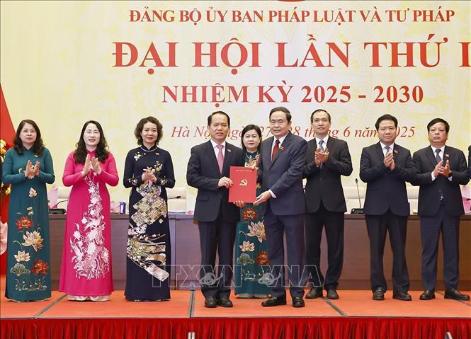 Chủ tịch Quốc hội Trần Thanh Mẫn trao Quyết định của Ban Thường vụ Đảng uỷ Quốc hội chỉ định Ban Chấp hành Đảng bộ, Ban Thường vụ Đảng uỷ, Bí thư, Phó Bí thư, Uỷ ban Kiểm tra, Chủ nhiệm, Phó Chủ nhiệm Uỷ ban Kiểm tra Đảng uỷ Uỷ ban Tư pháp và Pháp luật nhiệm kỳ 2025 – 2030. Ảnh: Doãn Tấn - TTXVN