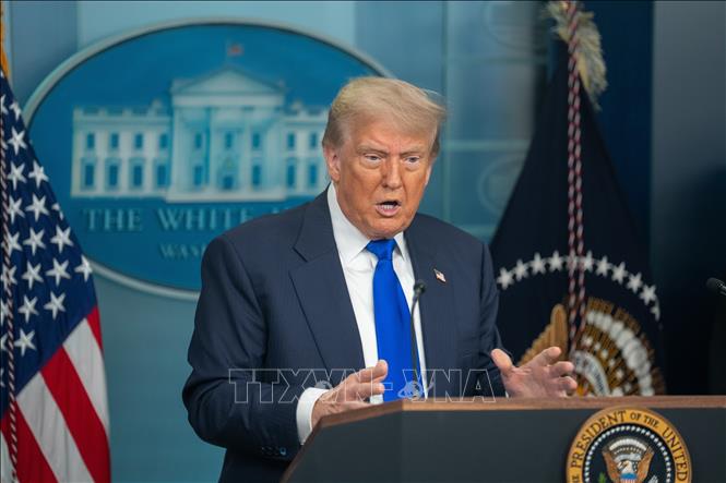 Tổng thống Mỹ Donald Trump trong cuộc họp báo tại Washington D.C về phán quyết của Toà án tối cao cho phép chính quyền bỏ quyền lấy quốc tịch theo nơi sinh, ngày 27/6/2025. Ảnh: THX/TTXVN