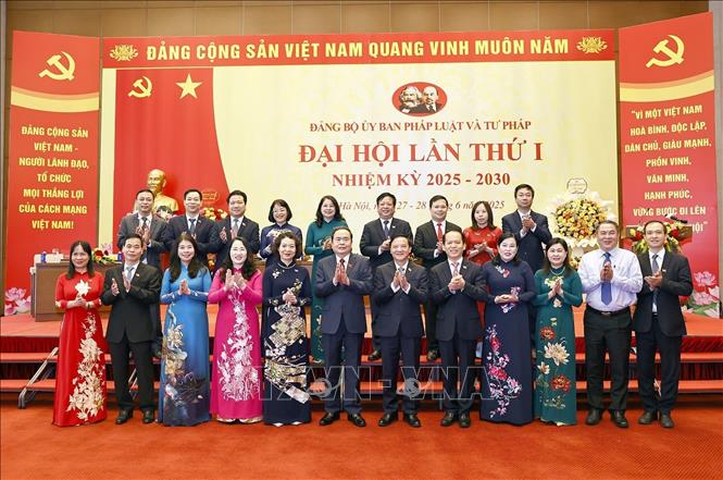 Chủ tịch Quốc hội Trần Thanh Mẫn với đại biểu. Ảnh: Doãn Tấn - TTXVN