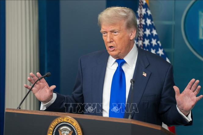 Tổng thống Mỹ Donald Trump trong cuộc họp báo tại Washington D.C về phán quyết của Toà án tối cao cho phép chính quyền bỏ quyền lấy quốc tịch theo nơi sinh, ngày 27/6/2025. Ảnh: THX/TTXVN