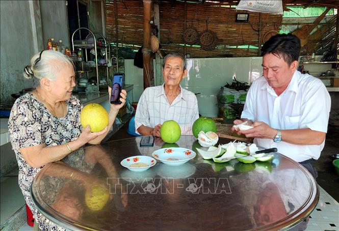 Gia đình ông Châu Văn Triều (xã Mỹ Lộc, huyện Tam Bình) thường xuyên liên lạc với nhau, giữ gìn tình cảm gia đình.  Ảnh: Lê Thúy Hằng – TTXVN