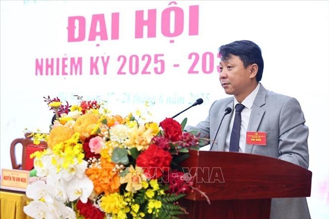 Phó Tổng biên tập Tạp chí Cộng sản Nguyễn Ngọc Hà trình bày dự thảo Báo cáo chính trị tại đại hội. Ảnh: Minh Đức – TTXVN