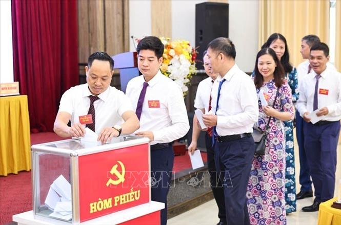 Các đại biểu bỏ phiếu tại đại hội. Ảnh: Minh Đức – TTXVN
