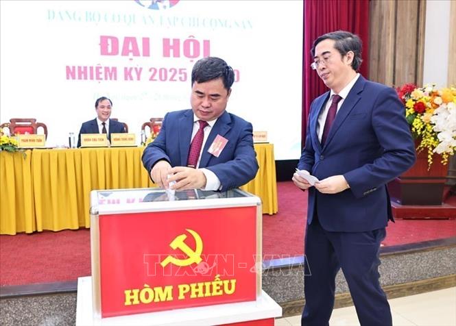 Các đại biểu bỏ phiếu tại đại hội. Ảnh: Minh Đức – TTXVN