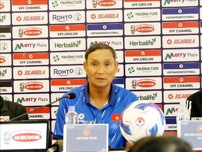 Huấn luyện viên trưởng đội chủ nhà Việt Nam Mai Đức Chung phát biểu tại cuộc họp báo. Ảnh: Tạ Toàn – TTXVN