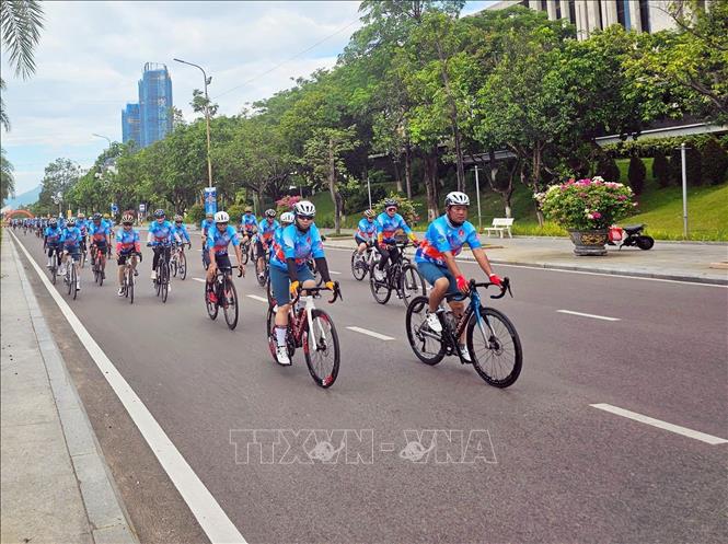 Các vận động viên tham gia đạp xe diễu hành ở các cự ly 3,5km và 32km. Ảnh: Lê Phước Ngọc - TTXVN
