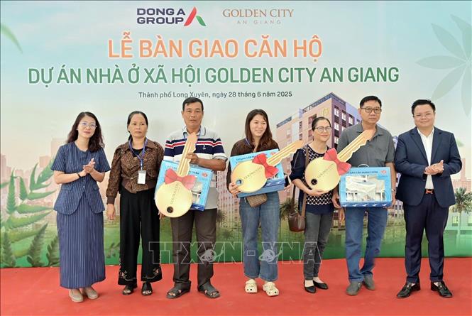 Chủ đầu tư bàn giao căn hộ cho người dân sau phản ánh của TTXVN. Ảnh: Thanh Sang-TTXVN