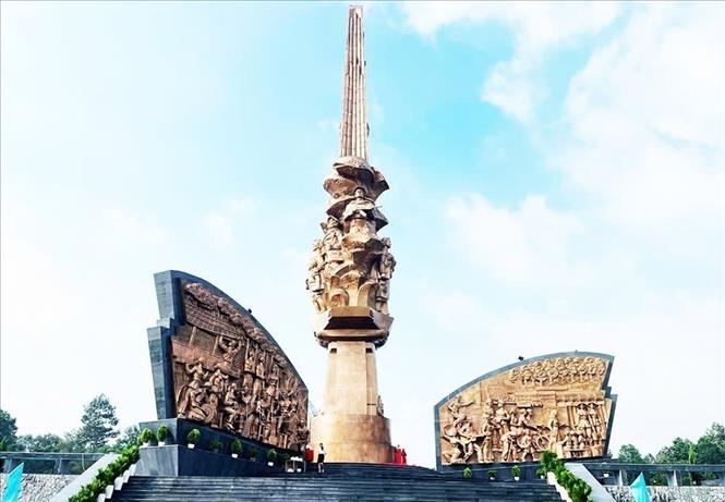  Tượng đài Trung tâm Khu tưởng niệm Chiến khu D ở Bình Dương. Ảnh: Dương Chí Tưởng-TTXVN