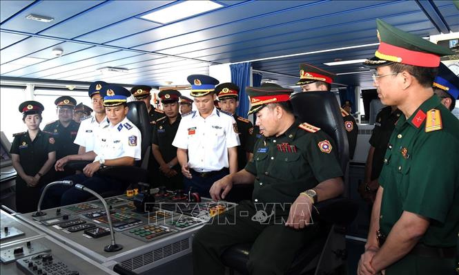 Đoàn sĩ quan trẻ Quân đội nhân dân Lào tham quan tại tàu CSB 8002, Bộ tư lệnh Vùng Cảnh sát biển 2. Ảnh: Trịnh Bang Nhiệm - TTXVN