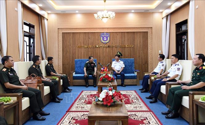 Thiếu tướng Trần Quang Tuấn, Tư lệnh Vùng Cảnh sát biển 2 tiếp thân mật Đoàn sĩ quan trẻ Quân đội nhân dân Lào. Ảnh: Trịnh Bang Nhiệm - TTXVN