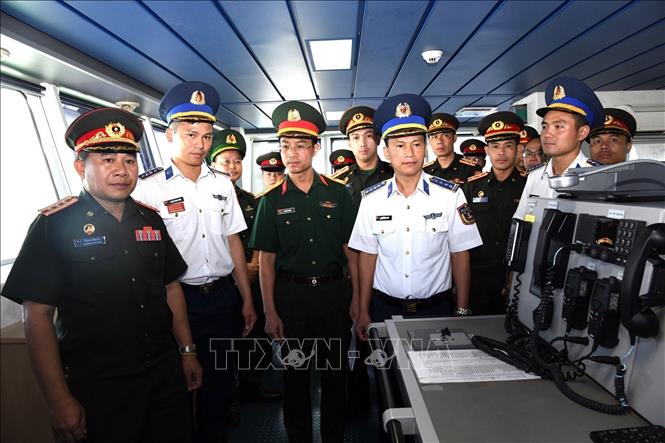 Đoàn sĩ quan trẻ Quân đội nhân dân Lào tham quan tại tàu CSB 8002, Bộ tư lệnh Vùng Cảnh sát biển 2. Ảnh: Trịnh Bang Nhiệm - TTXVN