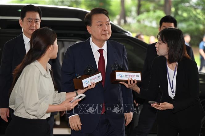 Cựu Tổng thống Hàn Quốc Yoon Suk Yeol tới trình diện tại Viện Kiểm sát cấp cao Seoul, ngày 28/6/2025. Ảnh: YONHAP/TTXVN